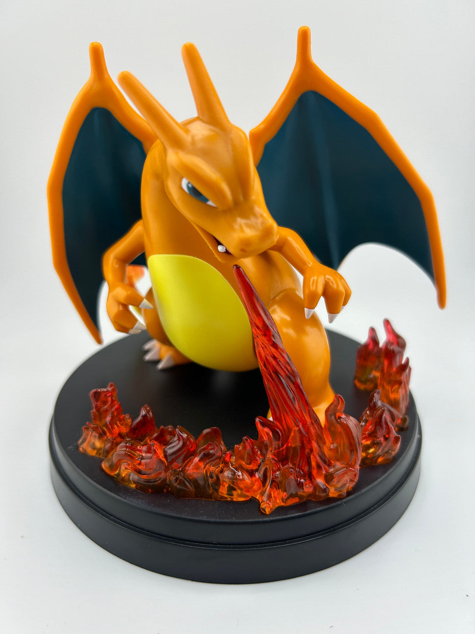 Charizard Standbeeld